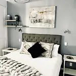 Spacious Newly Renovated Princes Wharf 1Br
