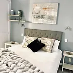 Spacious Newly Renovated Princes Wharf 1Br